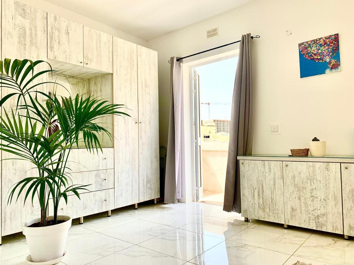 Private Bedroom With Balcony In A Shared Apartment At The Bay Of クレンディ エクステリア 写真